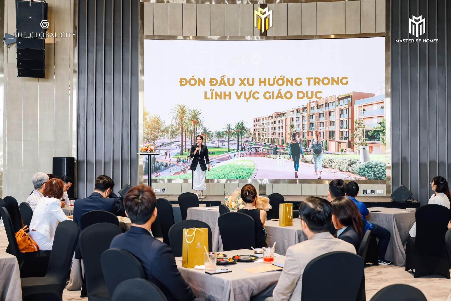 Song song với tiến độ thi công dự án, trong tháng 11 vừa qua, Masterise Homes tiếp tục tổ chức hàng loạt các sự kiện thu hút nhiều đơn vị giáo dục trong nước và quốc tế để mở rộng/phát triển các cơ sở giáo dục ngay tại khu nhà phố SOHO.