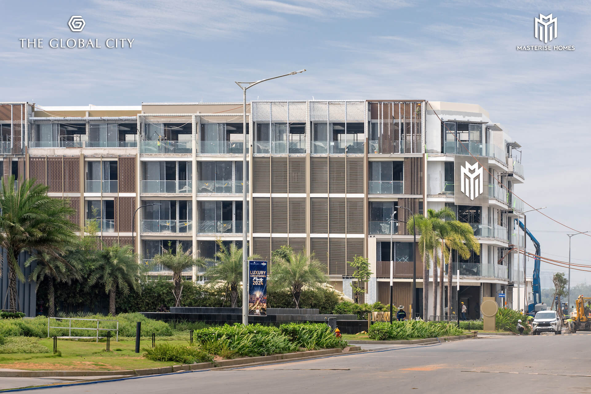 Các căn nhà phố SOHO đang được hoàn thiện mặt ngoài theo thiết kế Foster + Partners, sớm bàn giao cho các cư dân.
