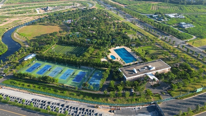 The Aqua Signature sở hữu vị trí đắt giá ôm trọn mặt kênh đào và liền kề sông Vàm Cỏ Đông.